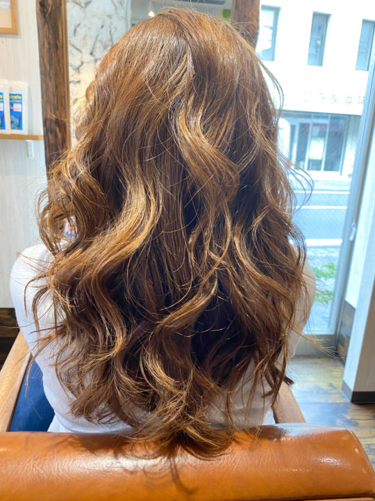 レイヤーカットで外人風スタイルに ハイライトも足すとより素敵感アップ 天王町 保土ヶ谷の美容室ohana